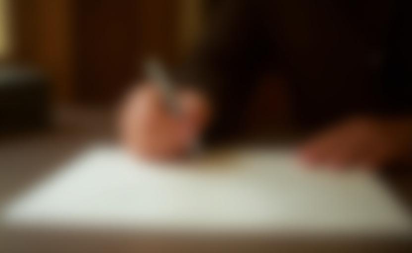 Una mano che firma un certificato di autenticità per un'opera d'arte