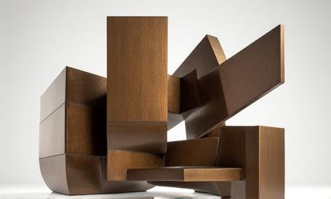 Scultura astratta in bronzo dell'artista Luca Bianchi, forme dinamiche e linee pulite