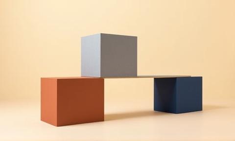 Opera d'arte concettuale con elementi geometrici e minimalisti, tonalità sabbia e blu profondo, dell'artista Giulia Conti